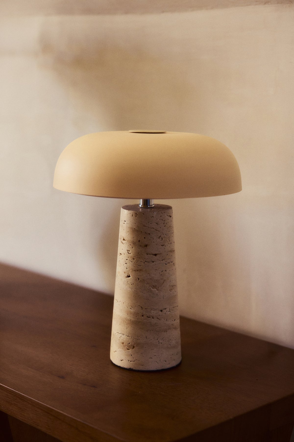 Lampe de table Amanita - travertin et métal beige - mise en situation salon