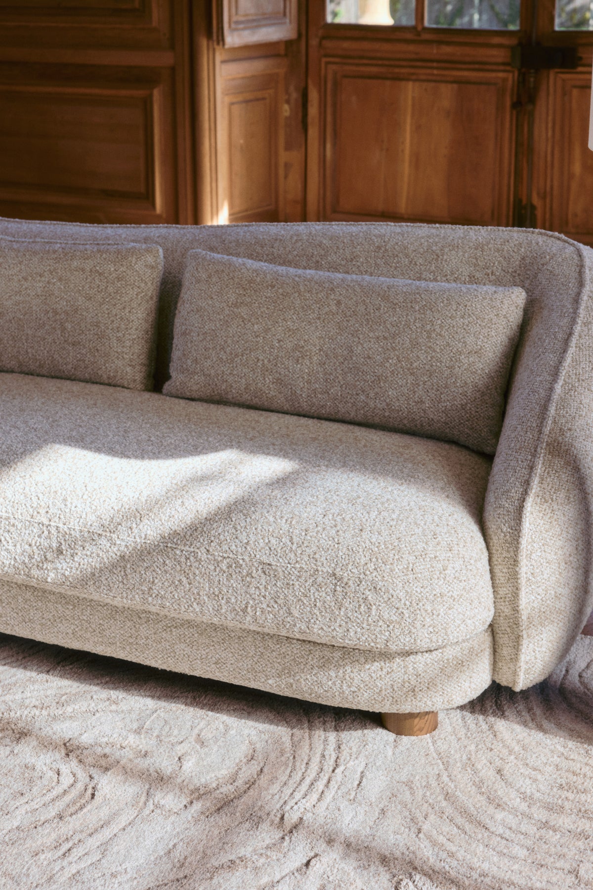 canapé Blake - bouclé beige tiramisu et pieds frêne massif - détail assise et accoudoir