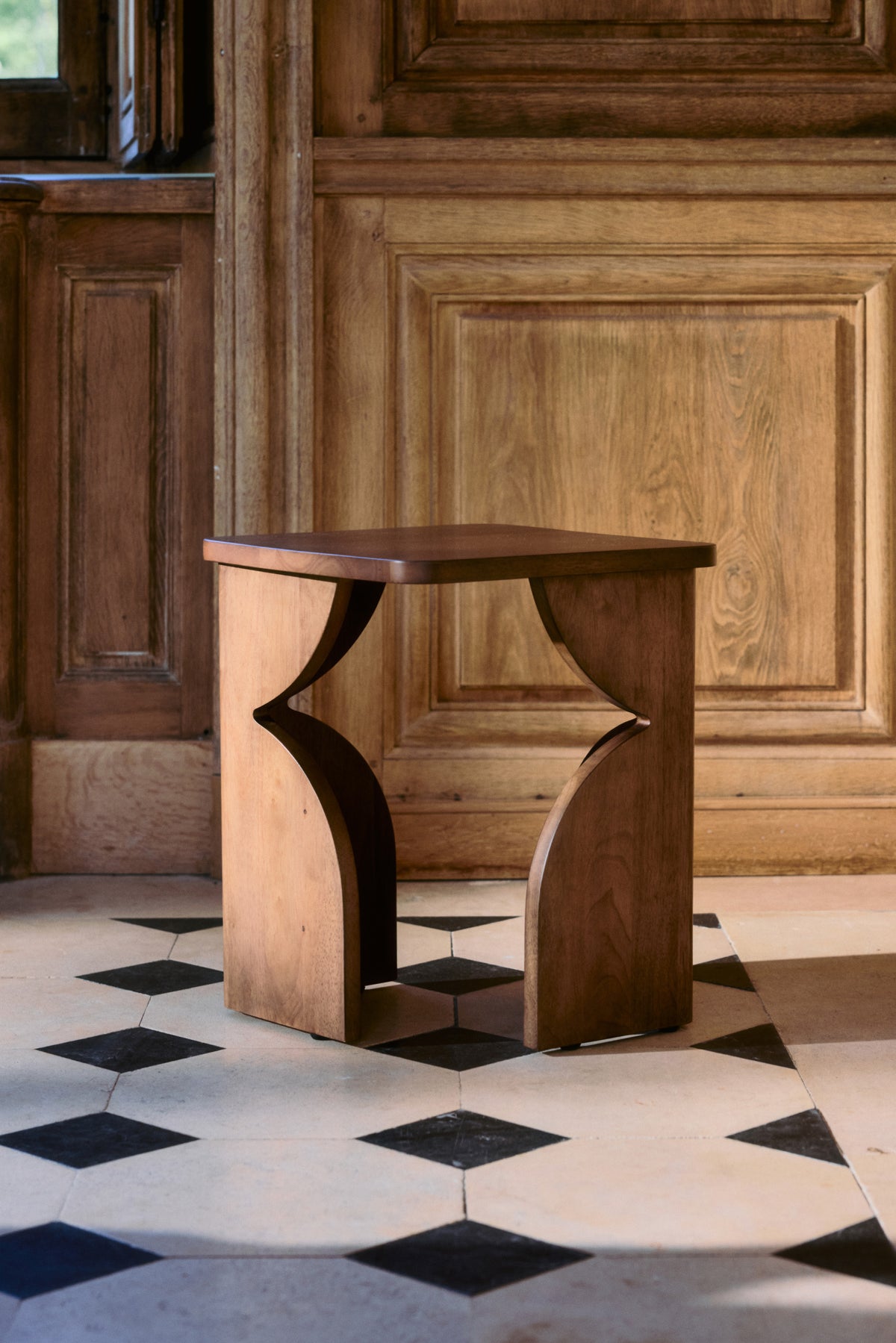 table d'appoint Kayla S - bois d'hévéa massif teinte noyer - vue de face boiseries et carrelage ancien