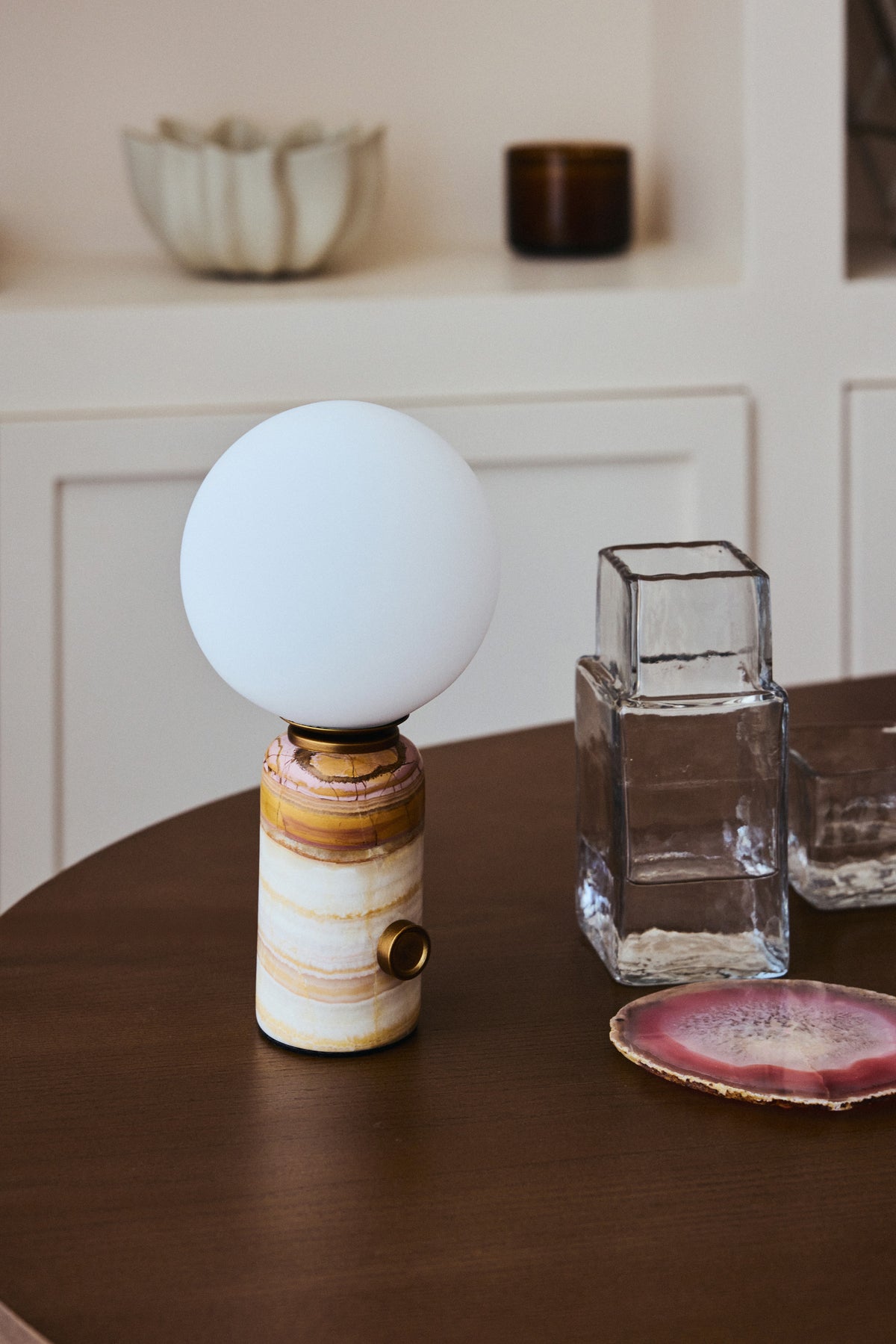 lampe Selene - marbre onyx rose et globe verre blanc - vue portrait table basse bois foncé