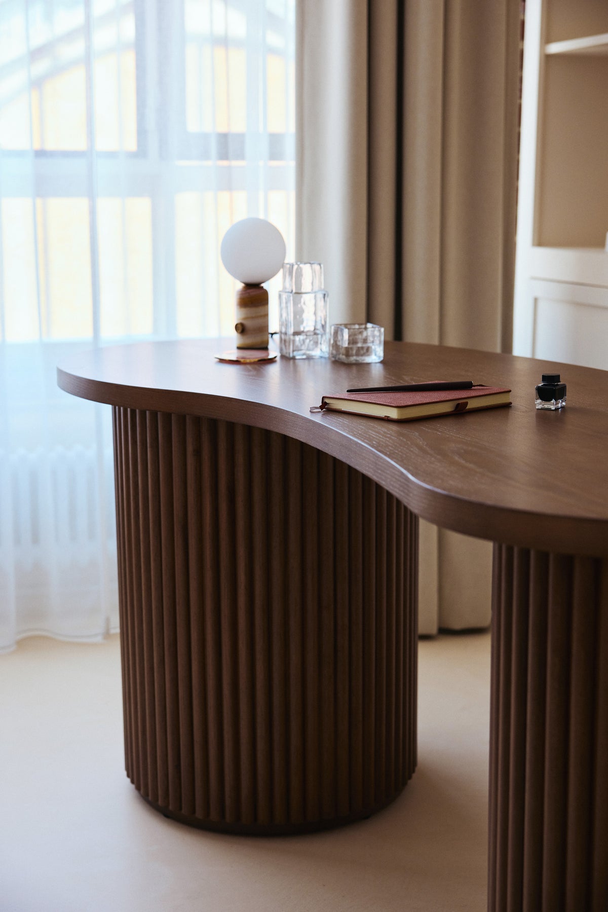 bureau Stripe - bois de noyer - vue d'ensemble espace bureau lumière naturelle