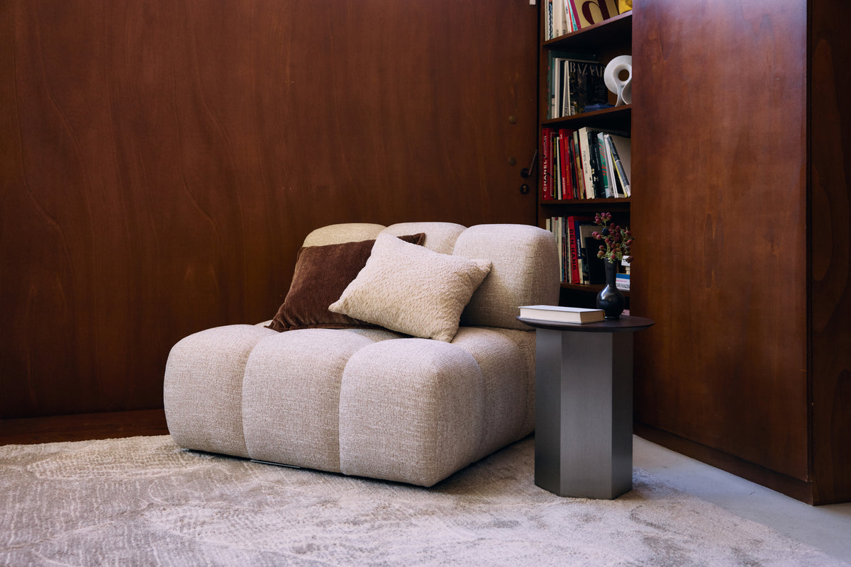 tapis de salon Folio beige dans un coin lecture aux murs en bois et bibliothèque