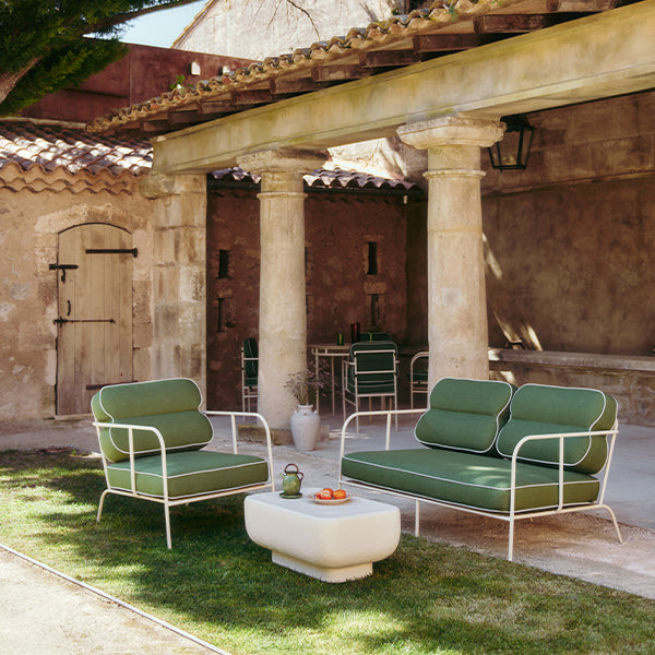 jardin et balcon - salon de jardin canapé et fauteuil vert structure blanche - terrasse mas provençal