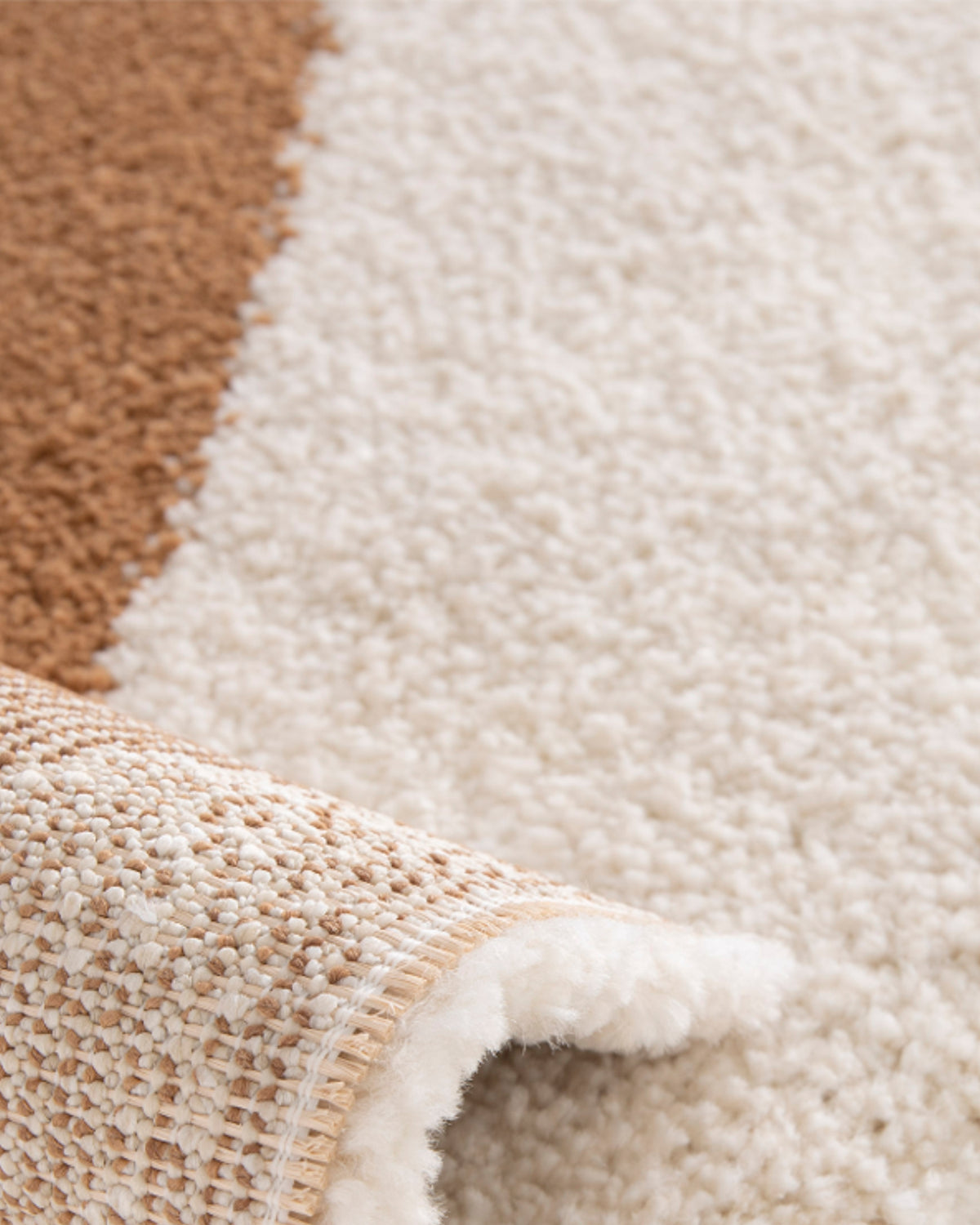 gros plan sur l'envers tissé et la lisière d'un tapis Levante écru en petit format
