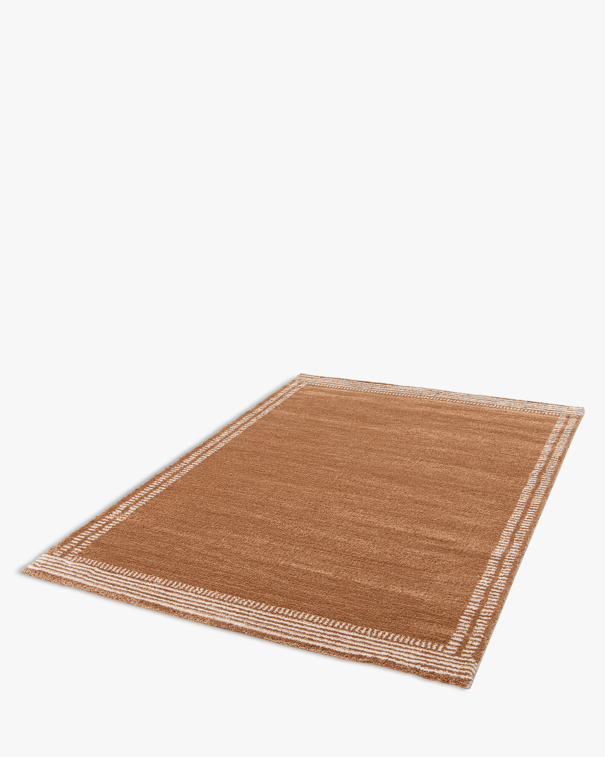 tapis de salon Haven rectangulaire caramel à bordure rayée écrue - vue de trois quarts