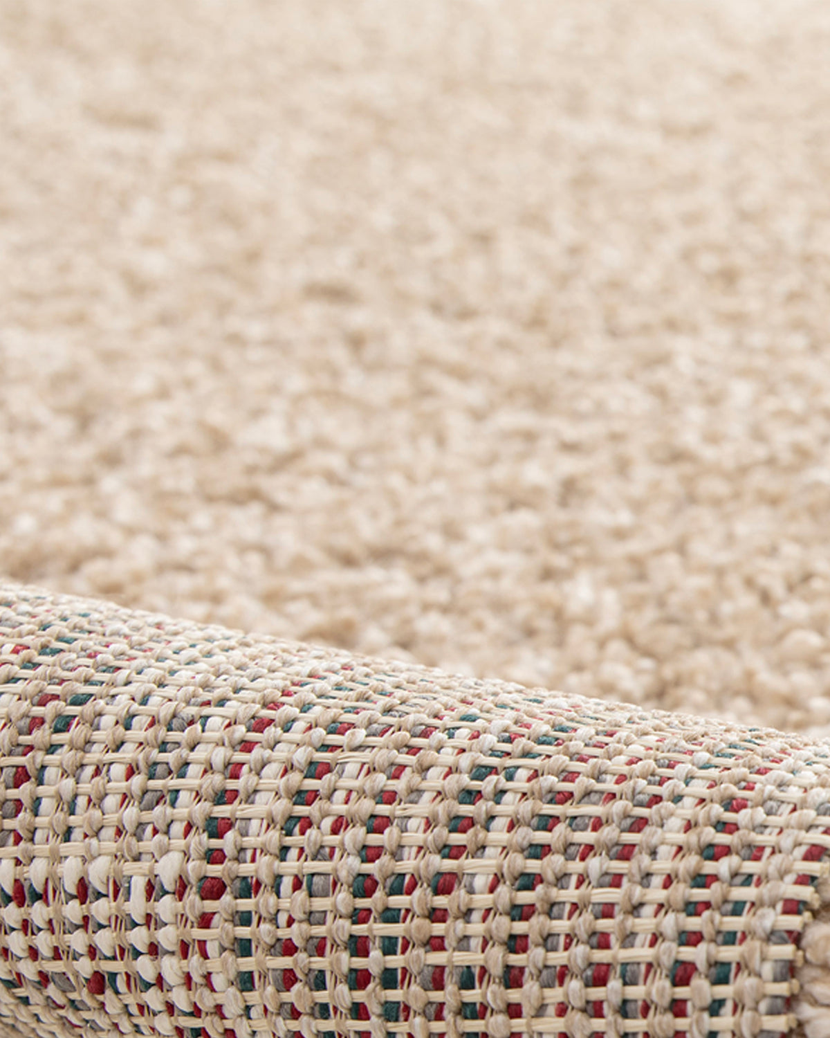 gros plan sur le velours beige et l'envers tissé multicolore d'un tapis de salon Estero