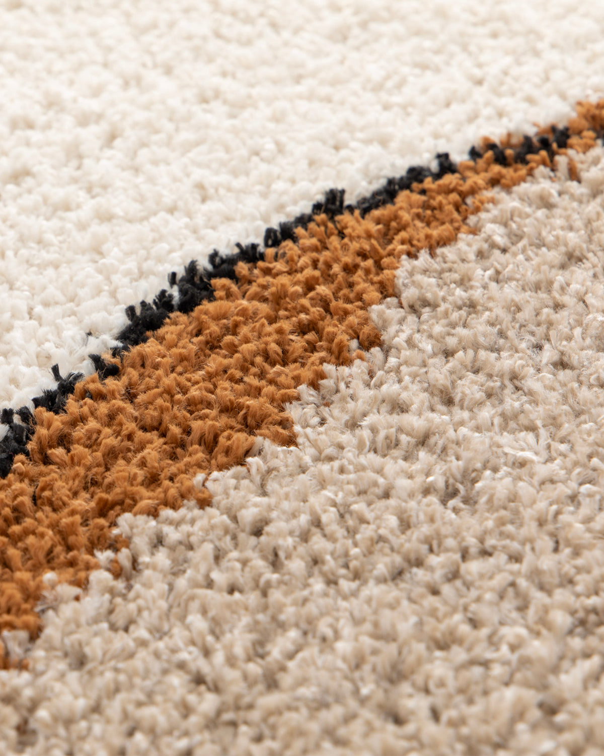 gros plan sur l'envers tissé multicolore et le velours écru d'un tapis de salon Solano