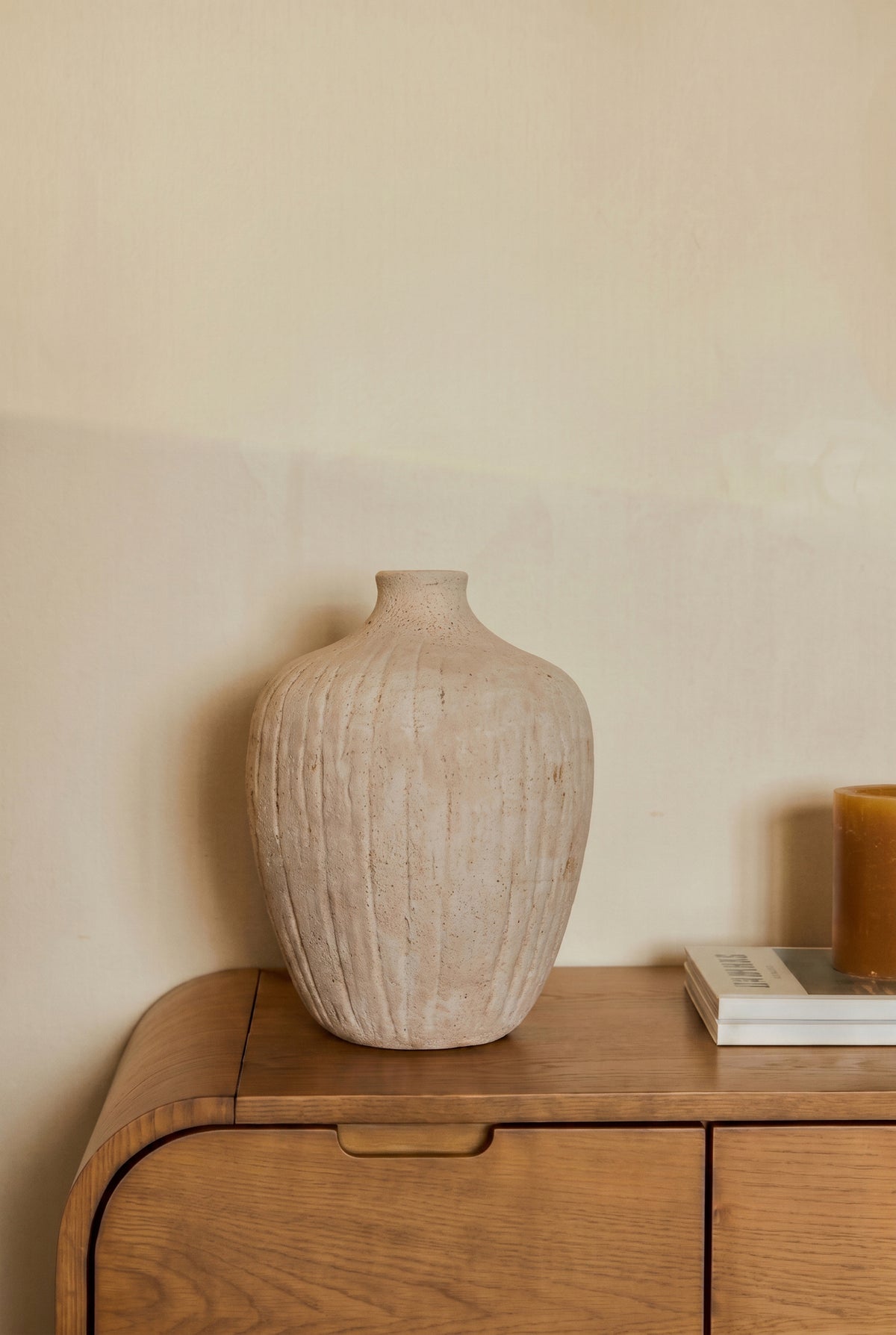 vase Benedita - céramique texturée couleur taupe - détail relief et texture