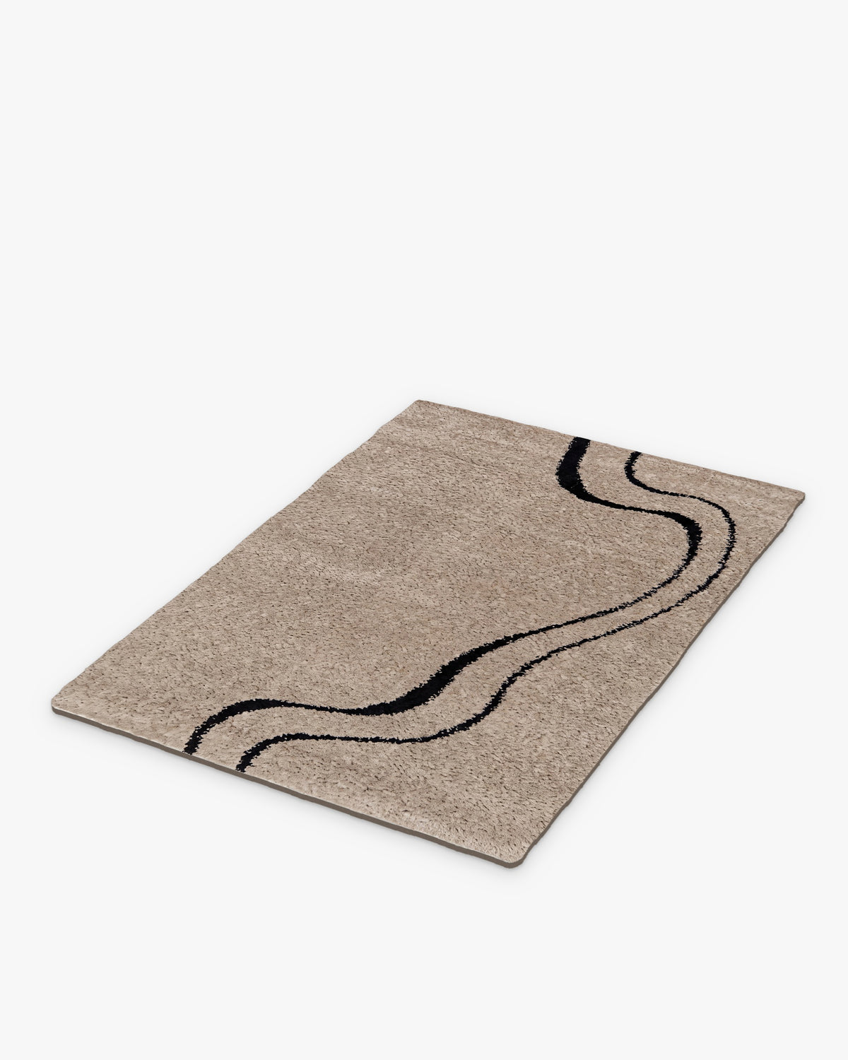 tapis DRIFT beige à courbes noires, posé à plat et vu en perspective sur fond blanc