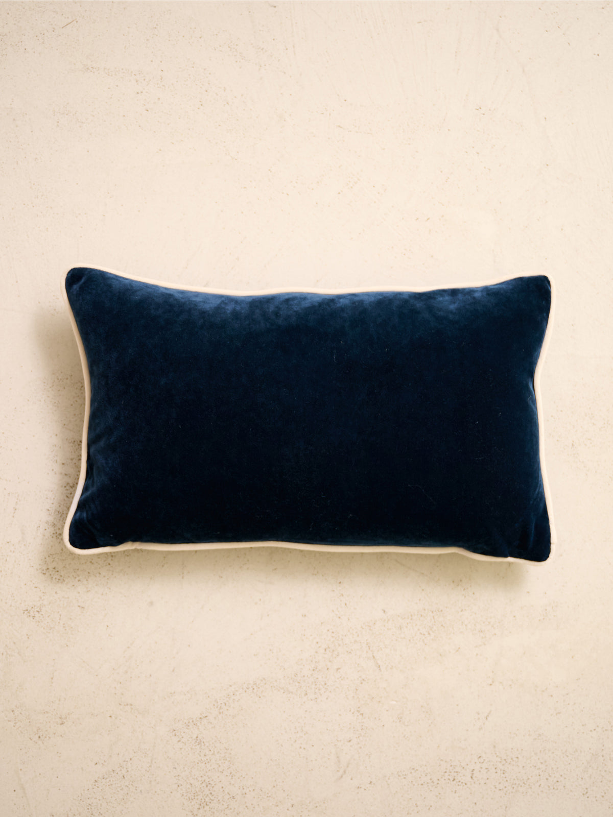 coussin rectangulaire LODGE 30x50 en velours bleu nuit à passepoil écru, vu de dessus