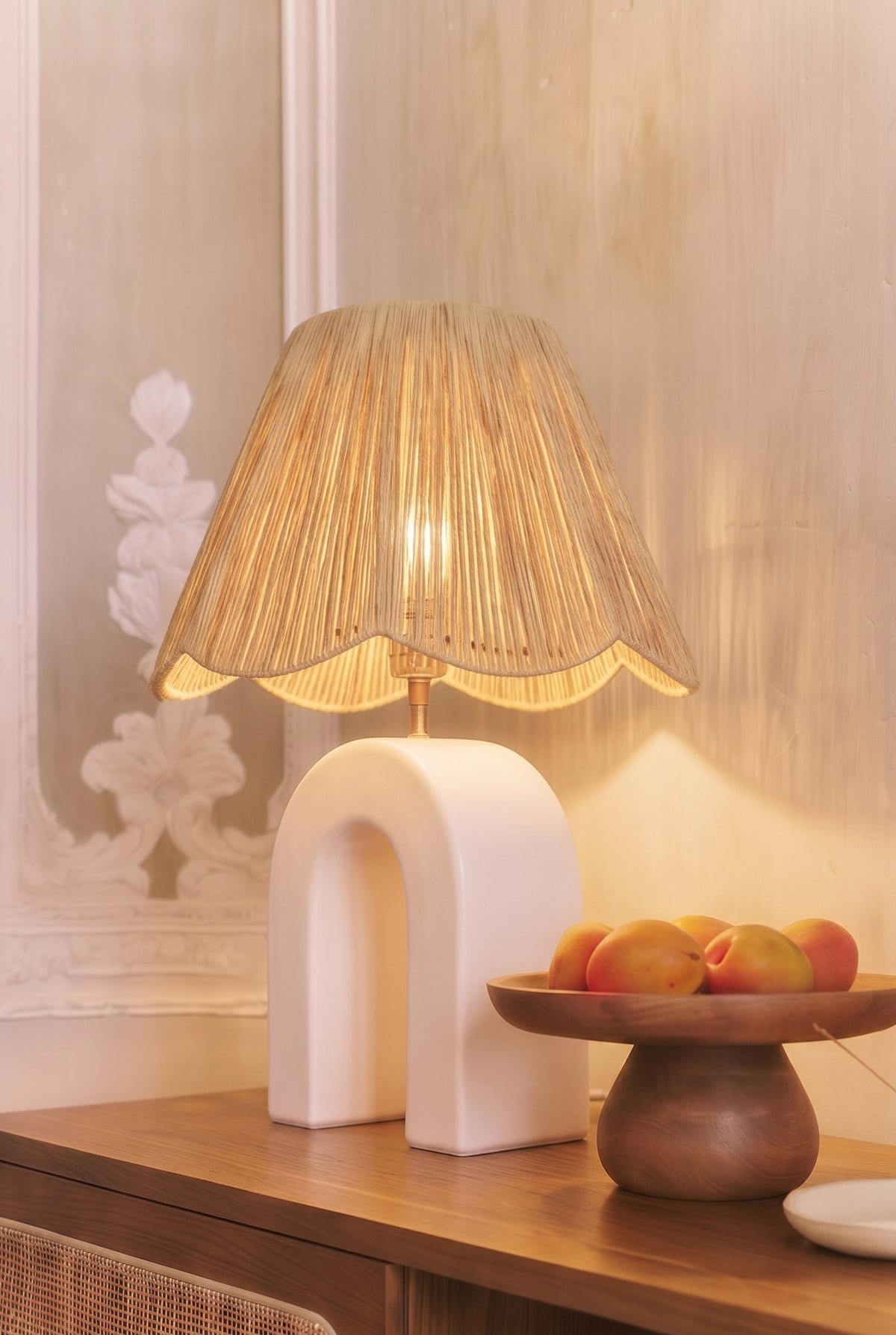 lampe de table Osni - céramique blanche forme arche et abat-jour raphia - détail abat-jour festonné