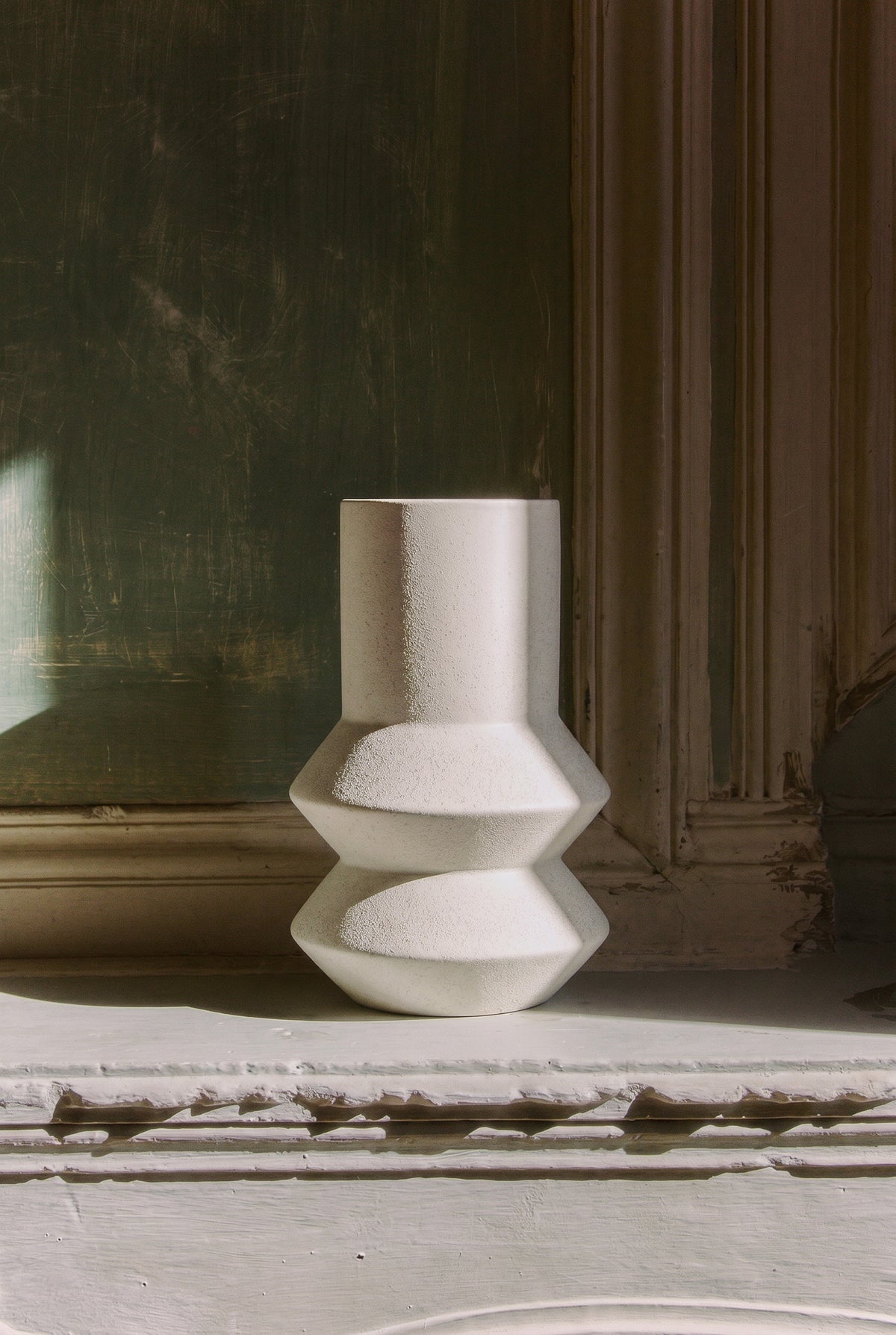 vase Leandro - céramique blanche texturée forme géométrique - vue de trois quarts