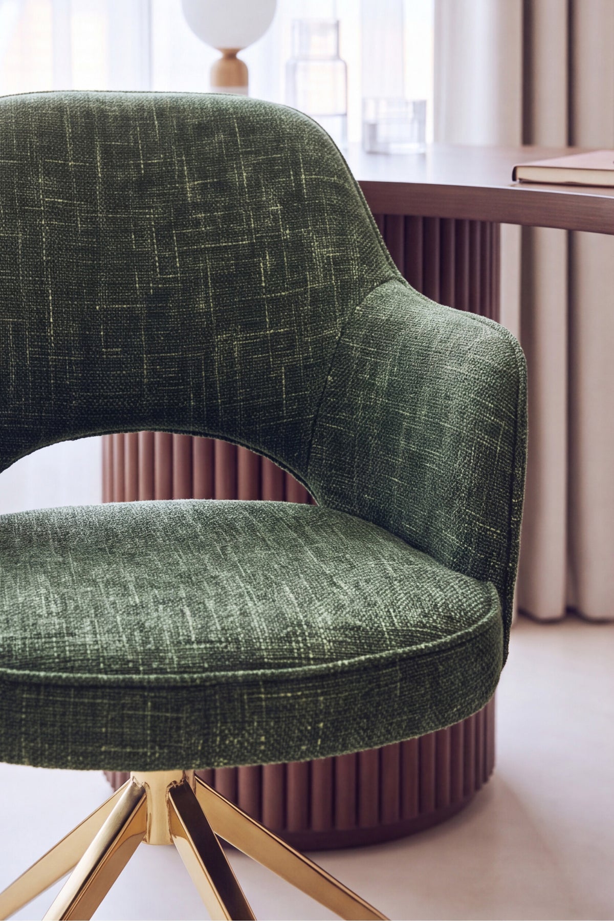 Chaise Luthor - tweed vert et pied métal doré - vue de profil près d'un bureau