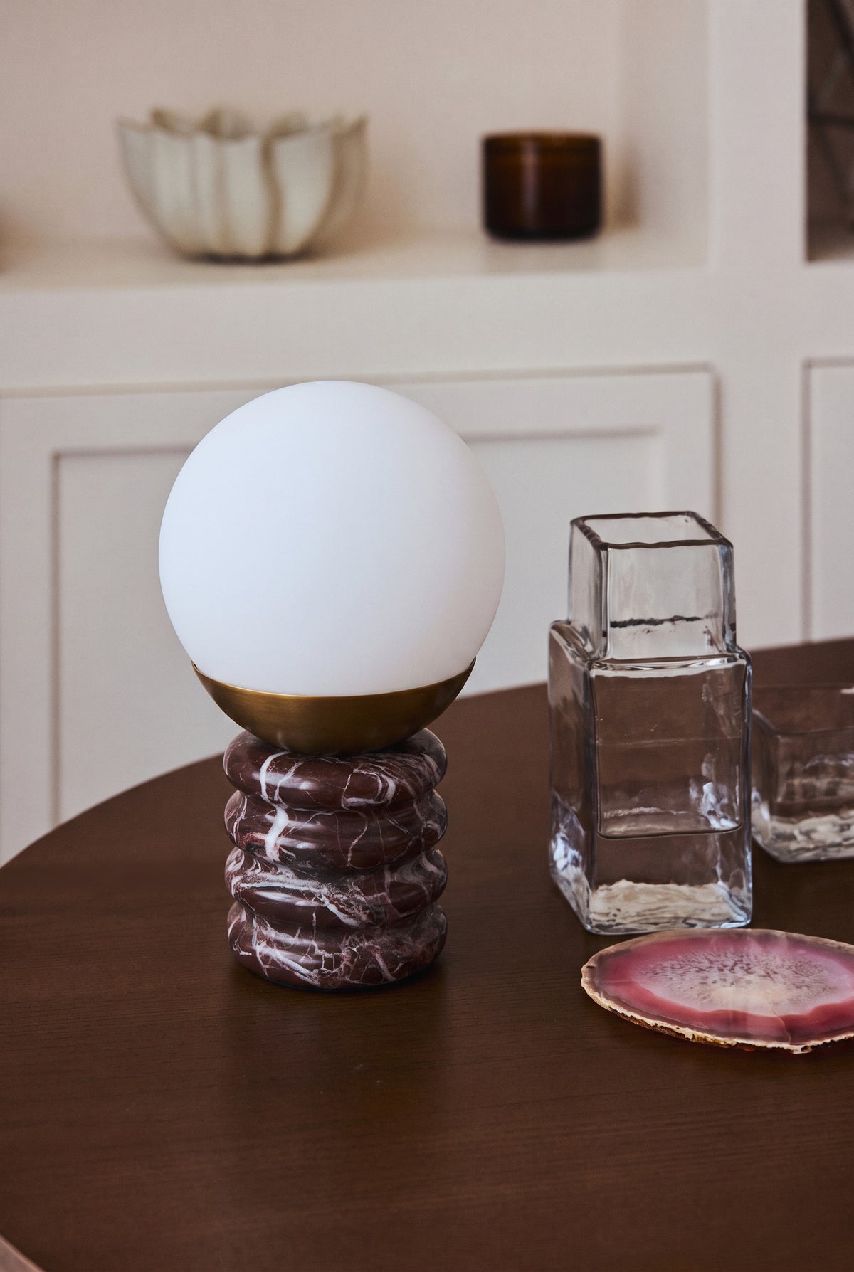 Lampe Noctis - marbre rosso levanto - globe opalin et laiton en détail