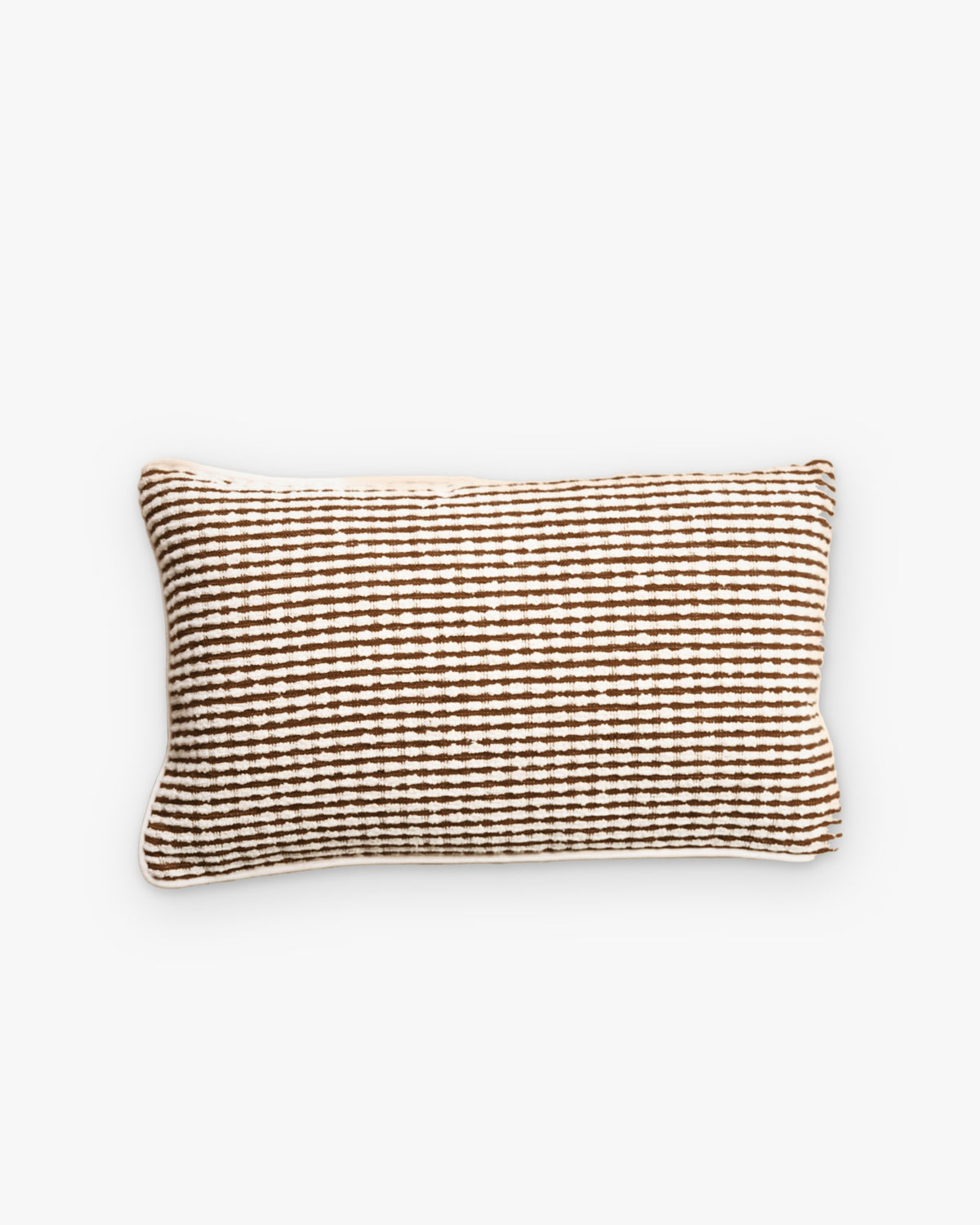 coussin rectangulaire LODGE écru à fines rayures marron, passepoil écru, vu de dessus à plat