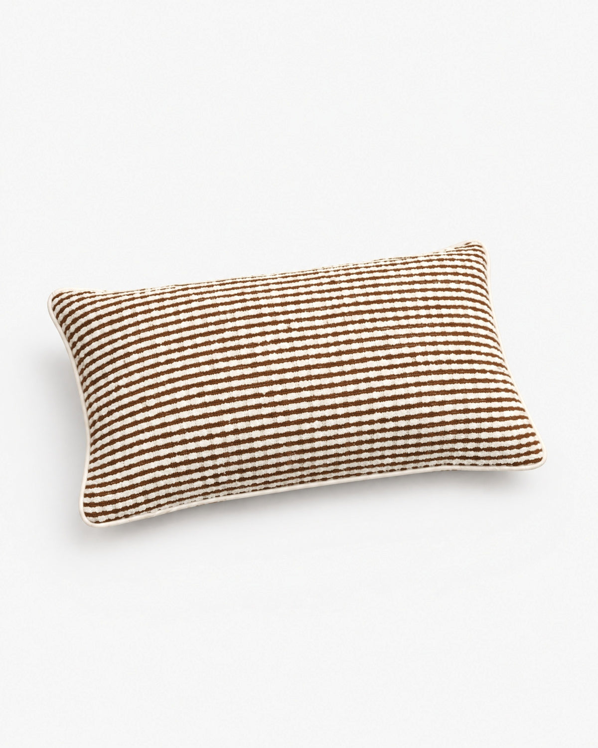 coussin rectangulaire LODGE écru à fines rayures marron, vue de trois quarts posé à plat