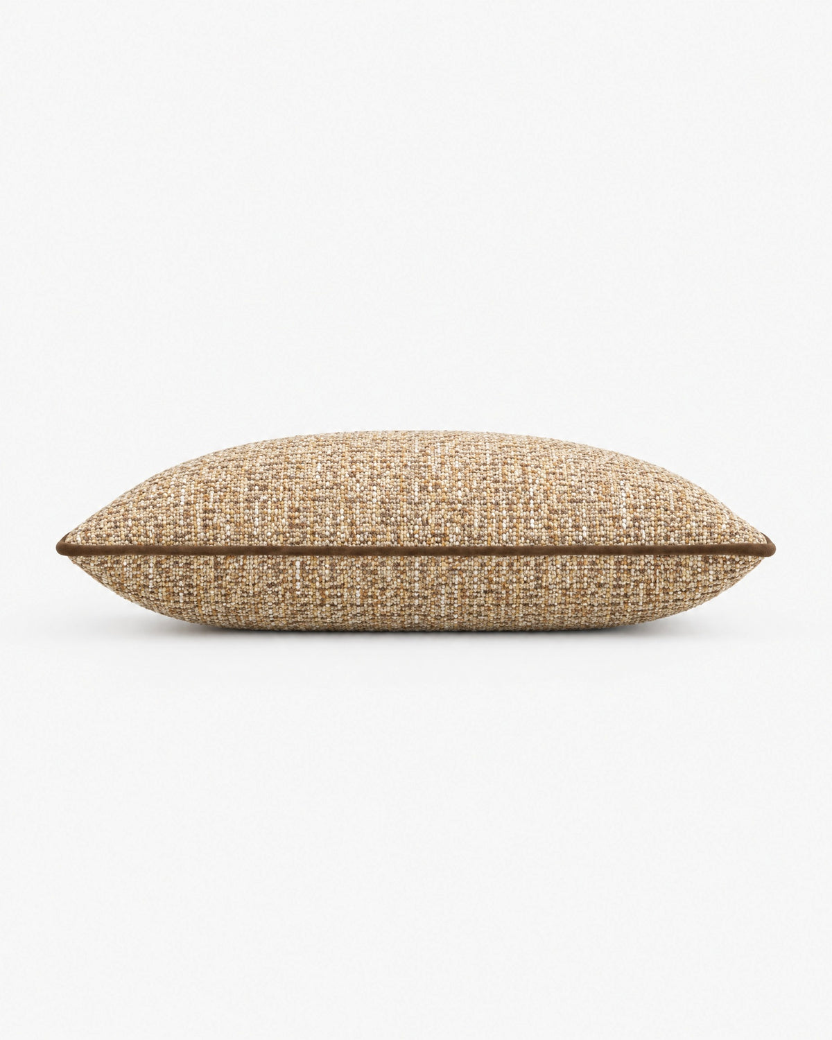 coussin rectangulaire LODGE en tweed beige et marron vu de profil, passepoil marron sur la tranche