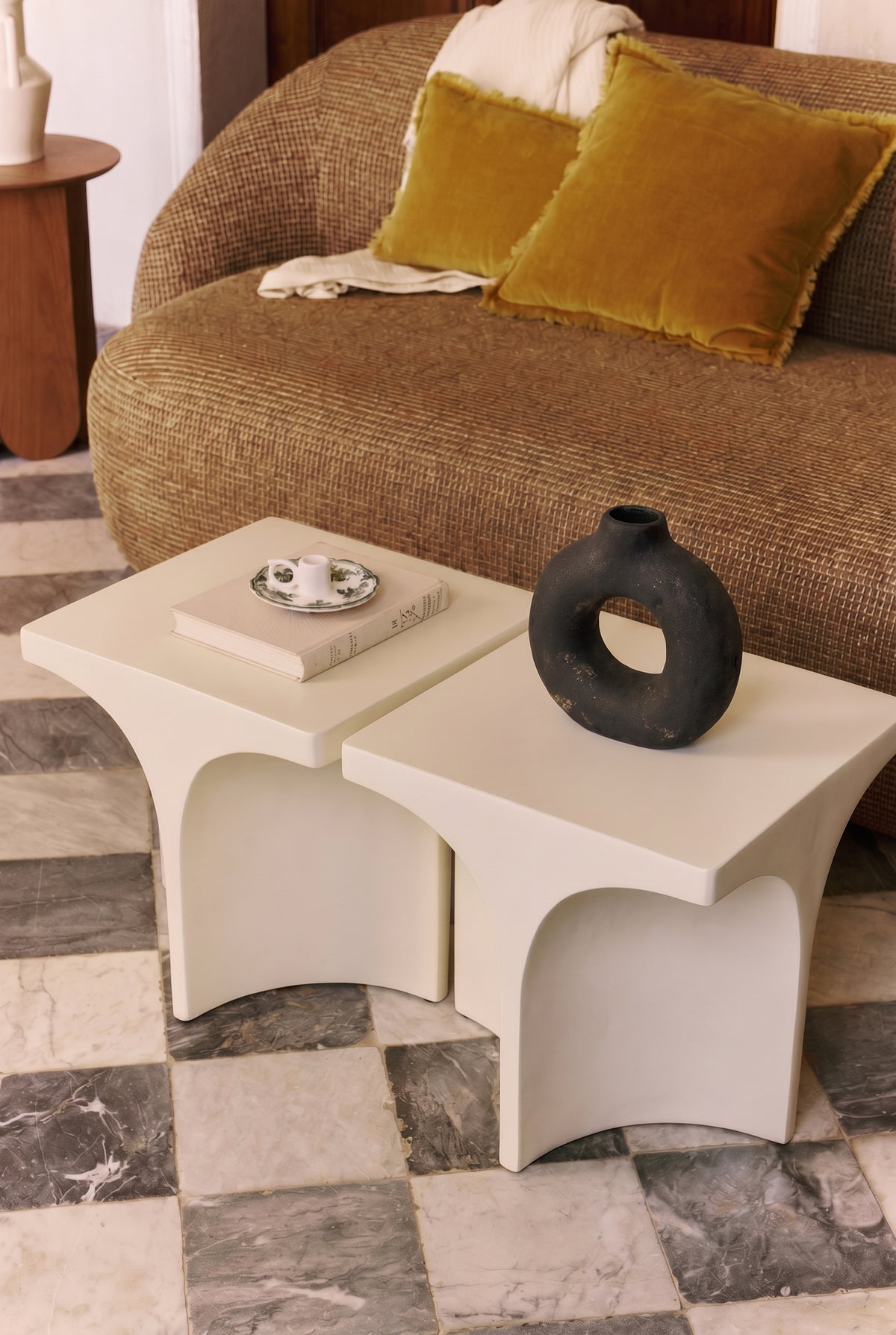 vase Susana - céramique noire forme annulaire - mise en situation sur tables gigognes